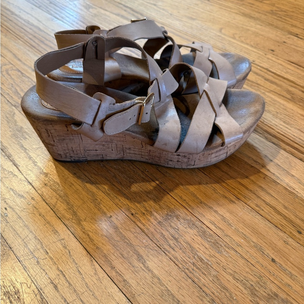 Clarks Artisan Leather Wedge Sandals – Beige / Tan – Size 11M